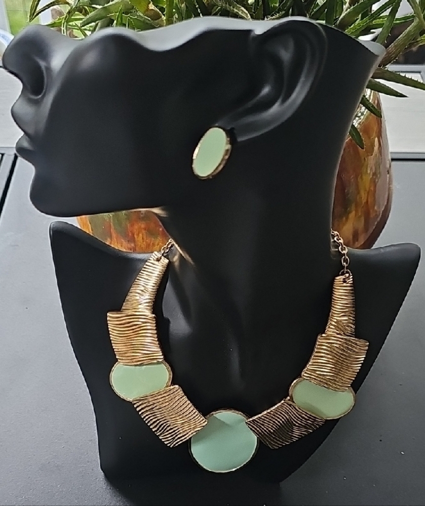 Elegant Gold and Mint Necklace and Earring Set